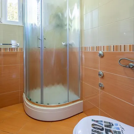 Apartment Ljiljana *