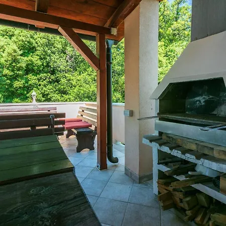 Apartment Ljiljana *